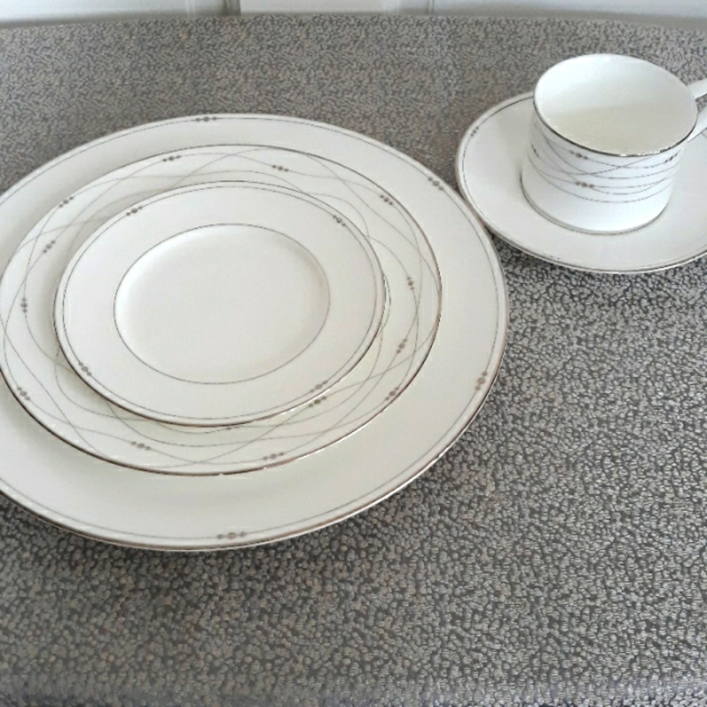 Royal Doulton Precious Platinum 5 piece place setting bone china white platinum